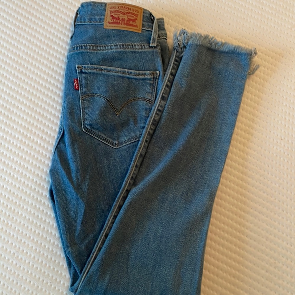 Levi’s high rise skinny medium wash frayed hem